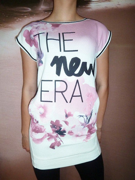 Tričkové minišaty s nápisy bílé