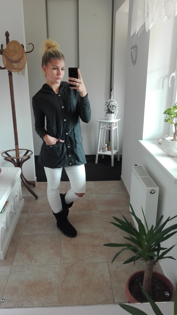 Dlouhá mikina s kapucí a kapsami šedá