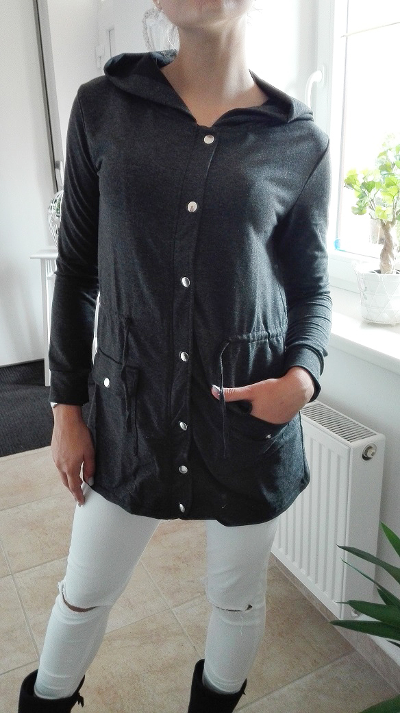 Dlouhá mikina s kapucí a kapsami šedá