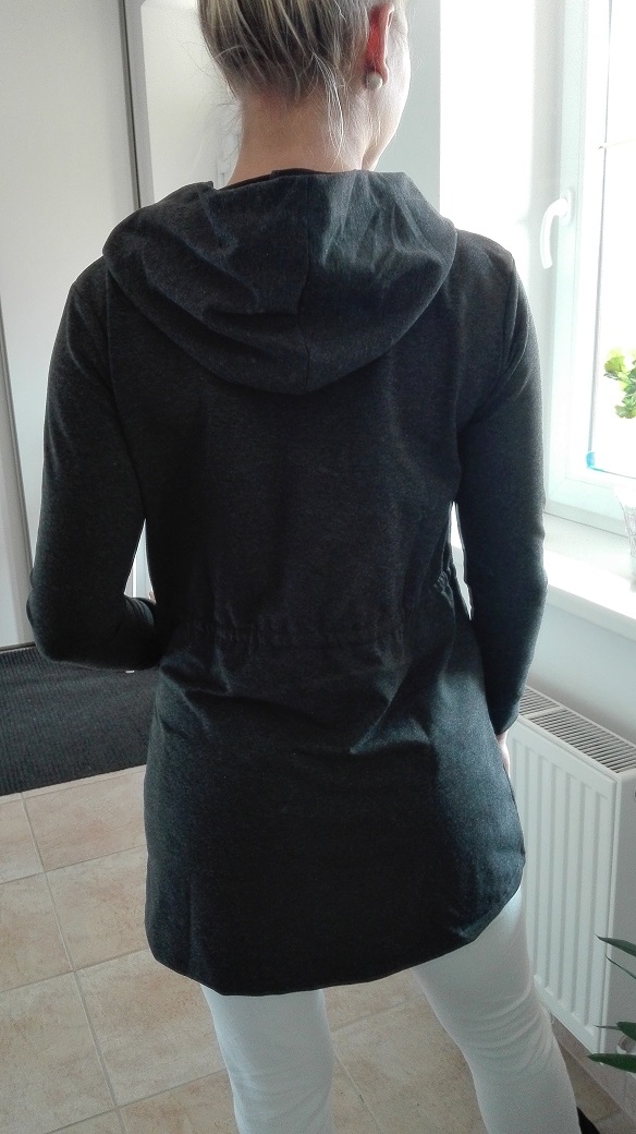 Dlouhá mikina s kapucí a kapsami šedá