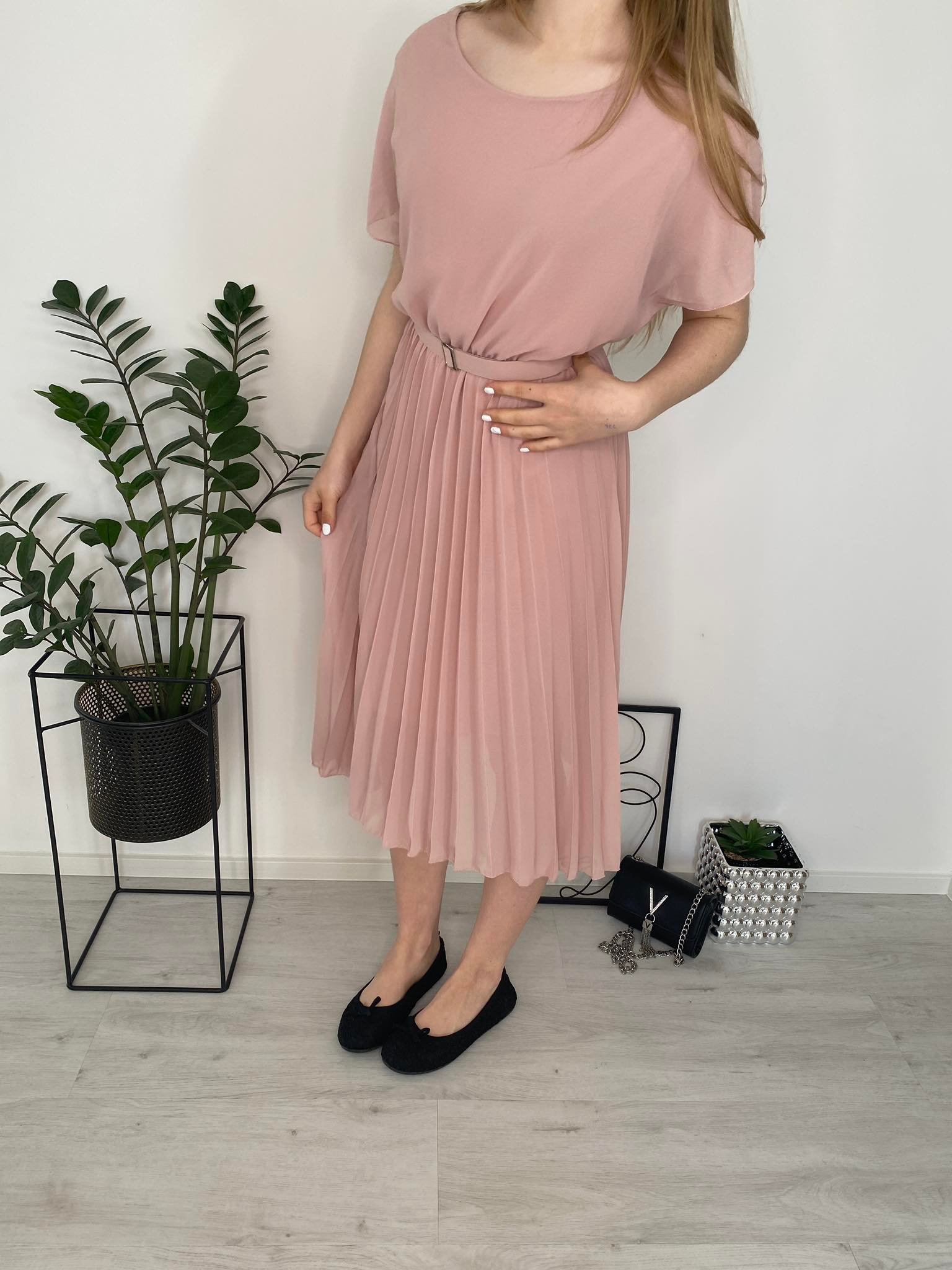 Elegantní šaty plisované pudrové UNI