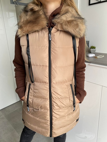 Dámská zimní vesta s masivní kapucí béžová