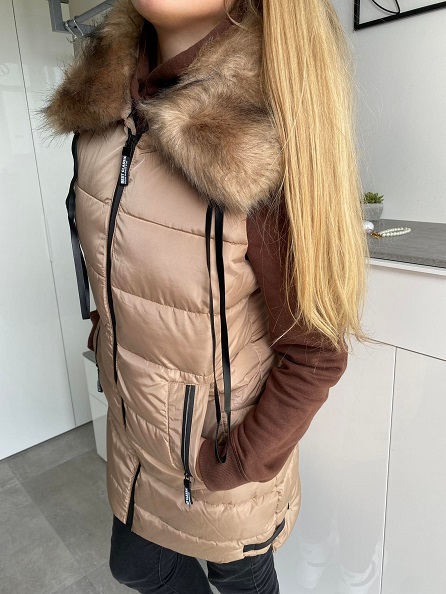 Dámská zimní vesta s masivní kapucí béžová