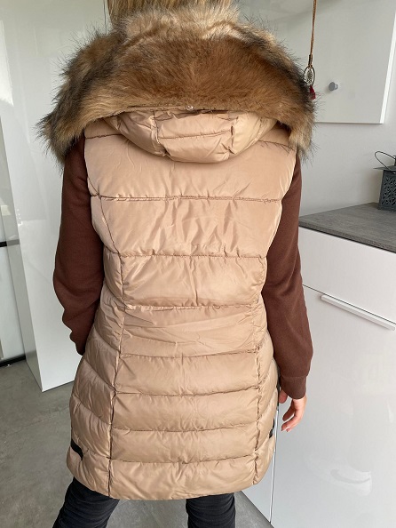 Dámská zimní vesta s masivní kapucí béžová