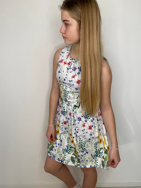 Dámské/dívčí šaty s lučními kvítky bílé