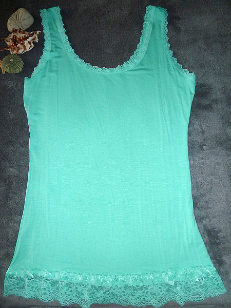 Strečový tyrkysový top s krajkou