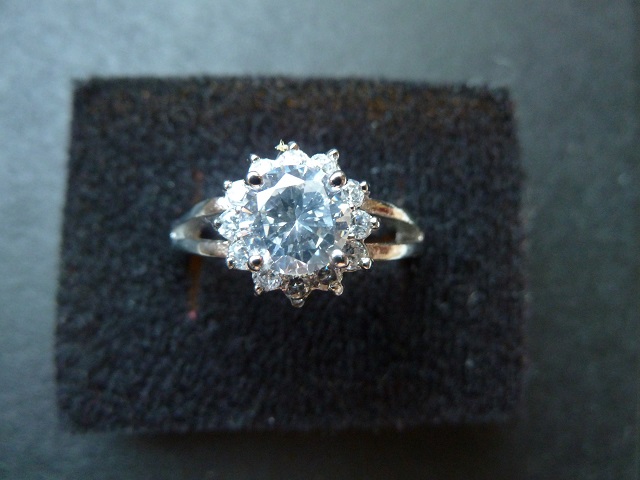 Prsten z chirurgické ocele - kytka s bílým zirkonem