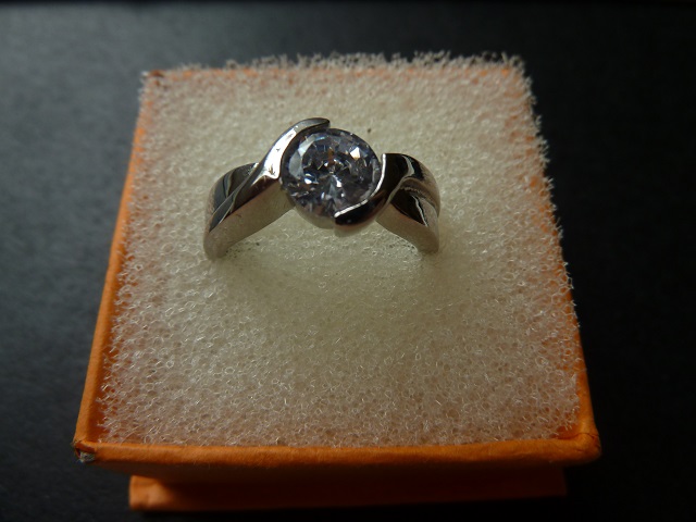 Prsten z chirurgické ocele s krystalem bílý