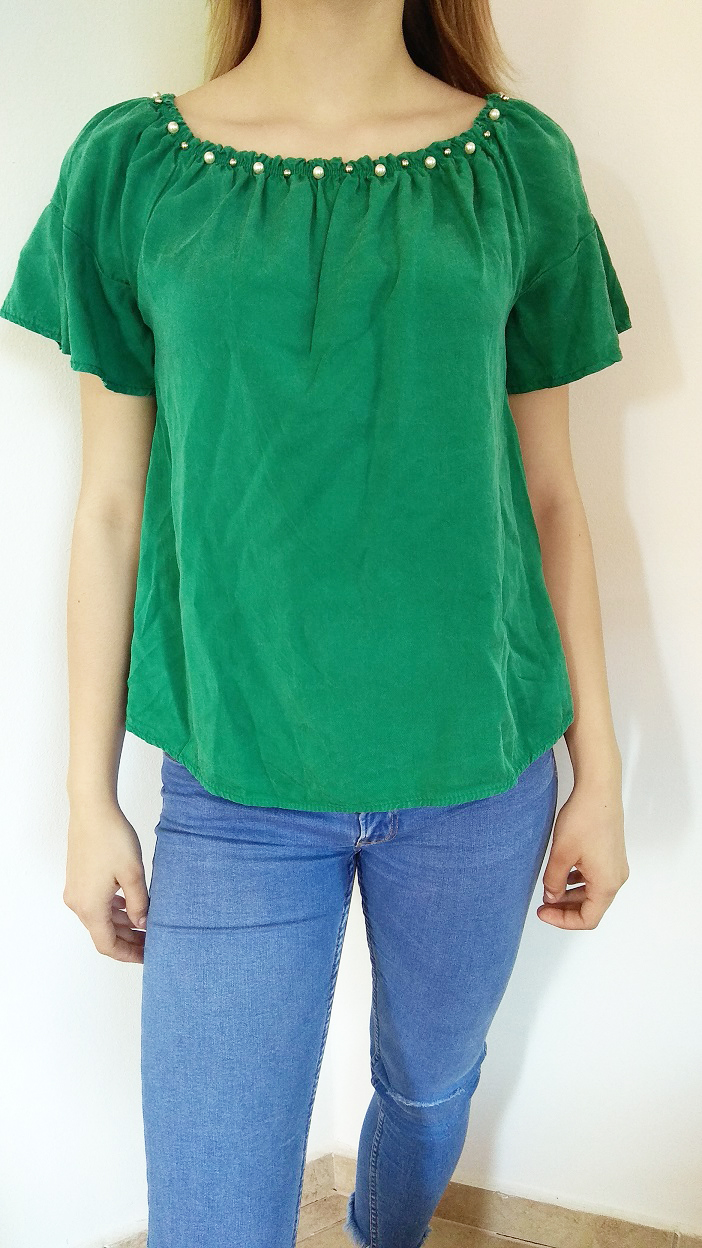 Zelená halenka s perlami u výstřihu