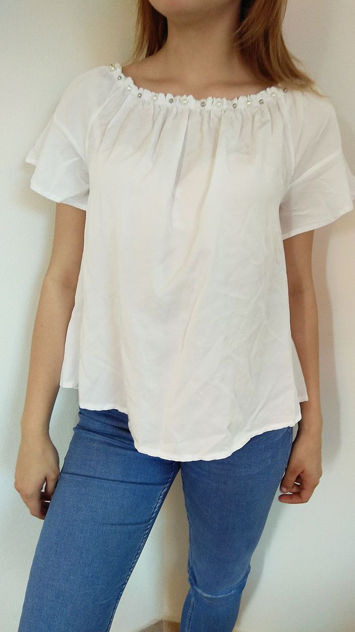Bílá halenka s perlami u výstřihu