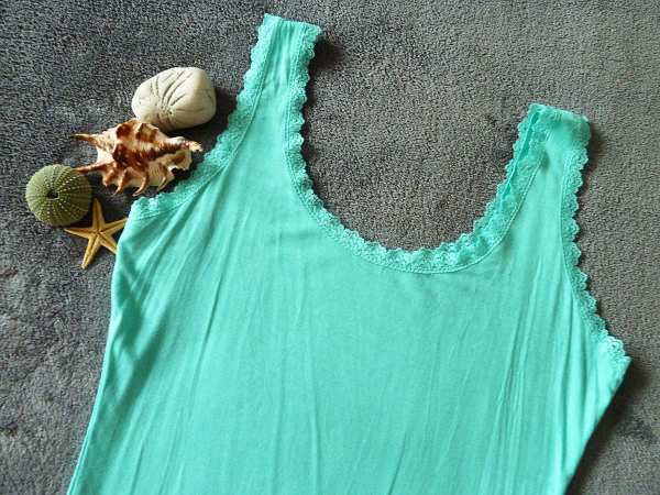 Strečový tyrkysový top s krajkou