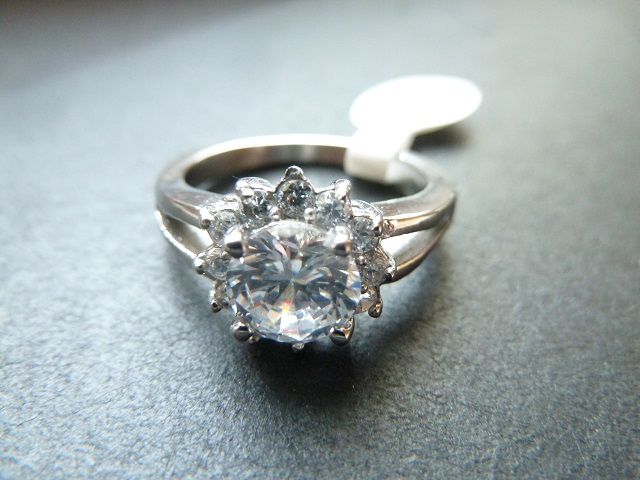 Prsten z chirurgické ocele - kytka s bílým zirkonem