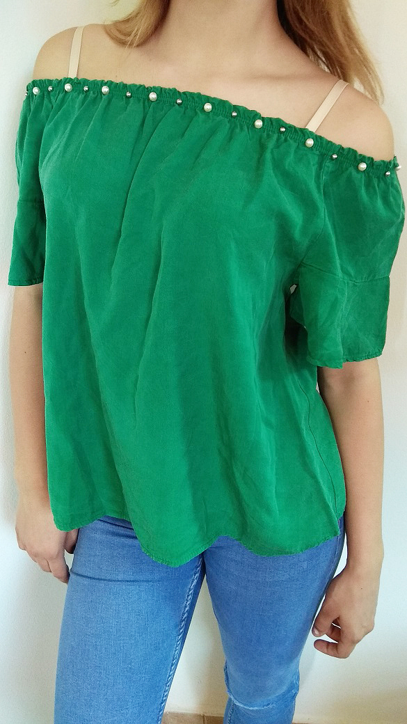 Zelená halenka s perlami u výstřihu