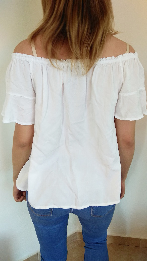 Bílá halenka s perlami u výstřihu