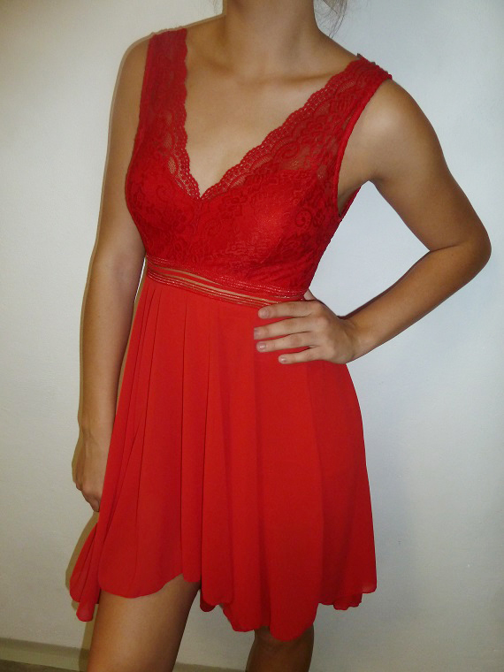 Společenské šaty s krajkovým živůtkem červené