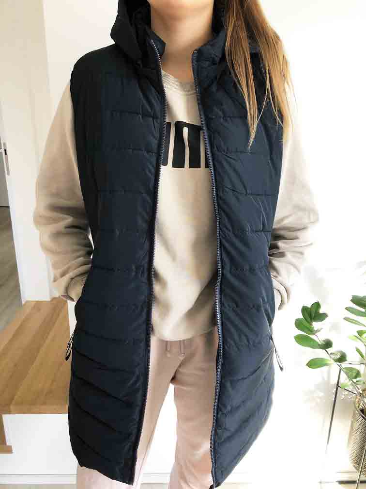 Dámská prošívaná vesta pro plnoštíhlé tmavě modrá