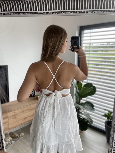 Bílé šaty s krajkovým dekoltem 