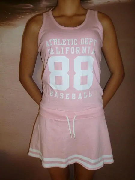 Sportovní šaty s nápisem růžové