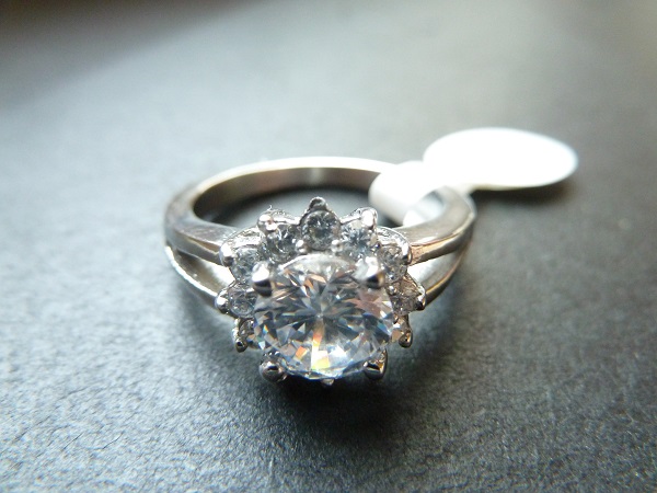 Prsten z chirurgické ocele - kytka s bílým zirkonem