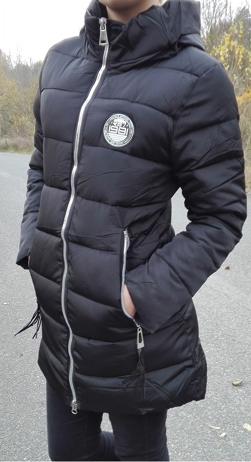 Dámská bunda zimní černá se špičatou kapucí