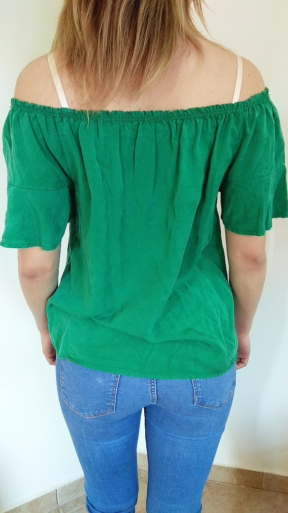 Zelená halenka s perlami u výstřihu