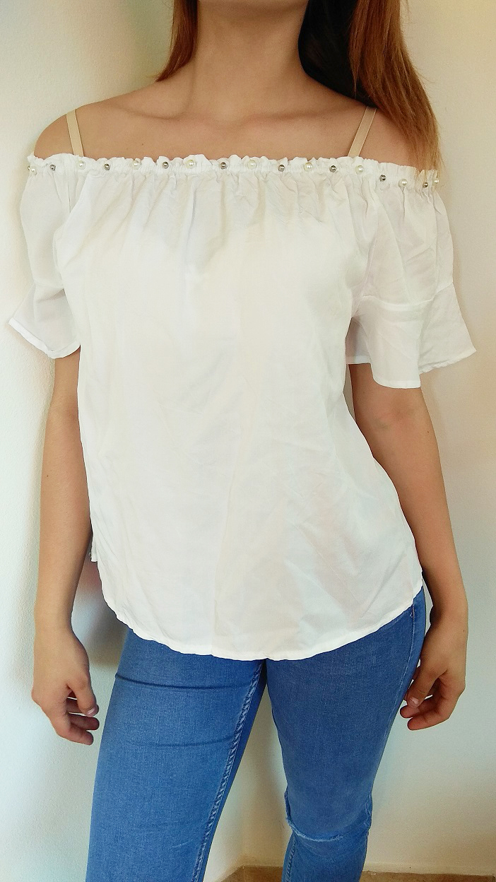 Bílá halenka s perlami u výstřihu