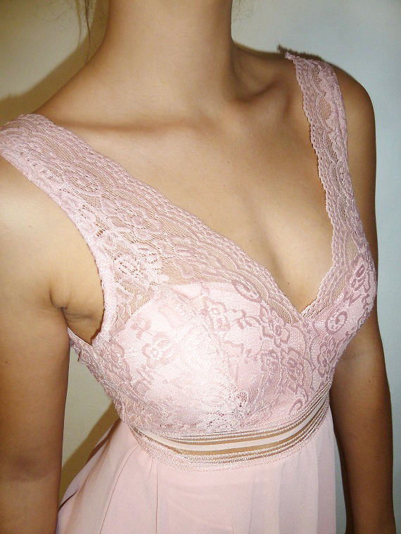 Společenské šaty s krajkovým živůtkem růžové