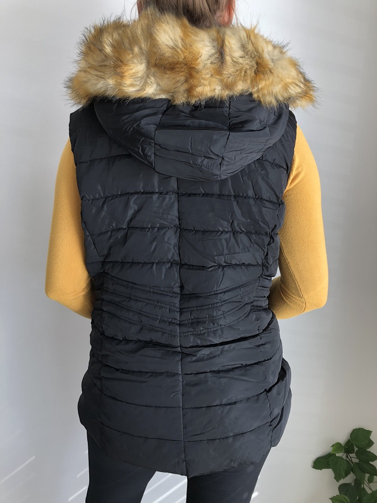 Dámská zimní vesta pro plnoštíhlé s kožíškem černá WIN