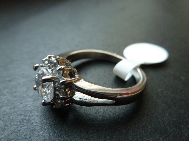 Prsten z chirurgické ocele - kytka s bílým zirkonem