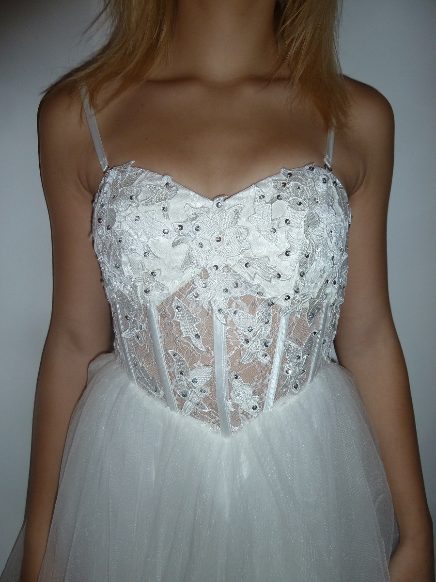 Plesové šaty - koktejlky krajkové s korzetem - bílé