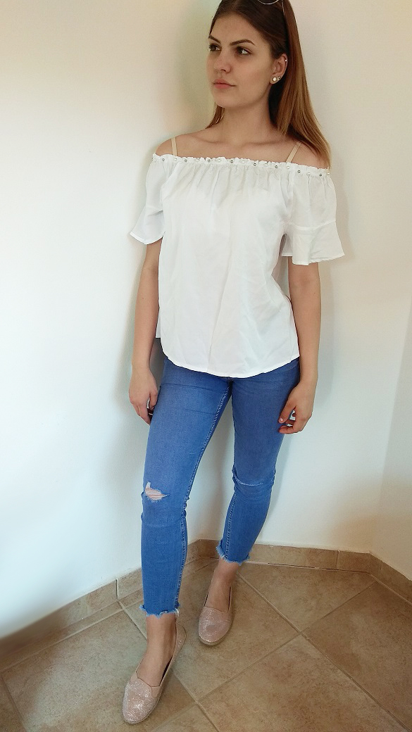 Bílá halenka s perlami u výstřihu