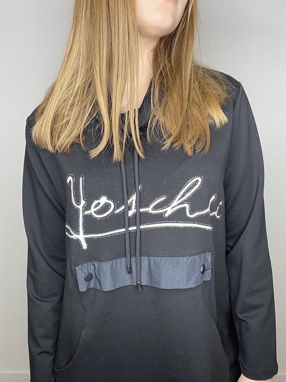 Mikinové šaty černé s nápisem UNI