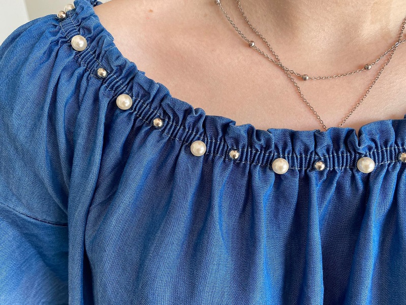 Letní šaty s perličkami ve výstřihu UNI