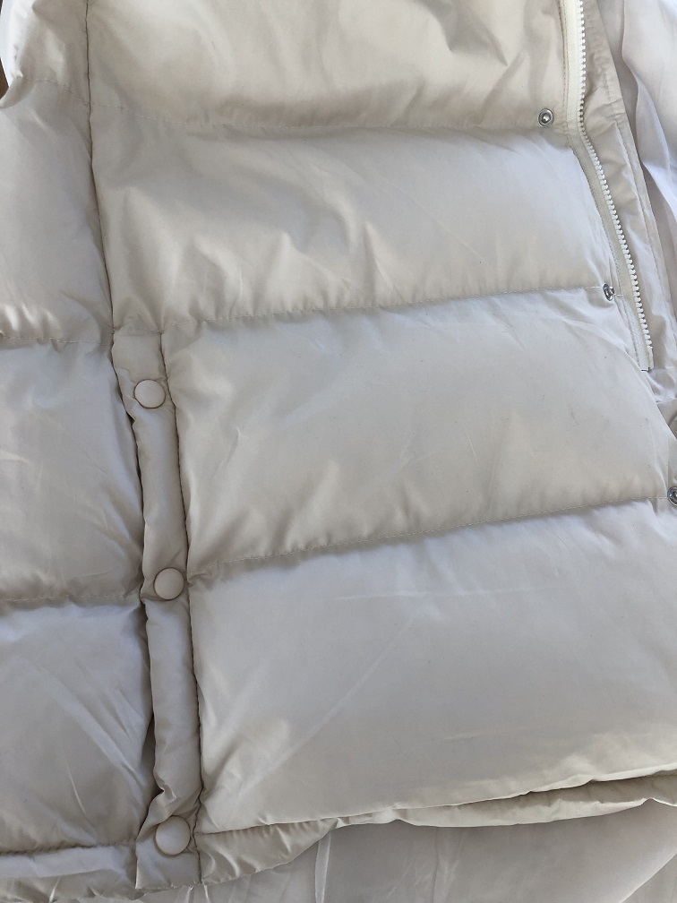 Dámská prošívaná zimní vesta v maxi délce krémová