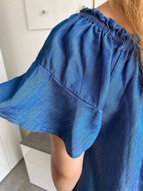 Letní šaty s perličkami ve výstřihu UNI