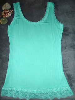 Strečový tyrkysový top s krajkou