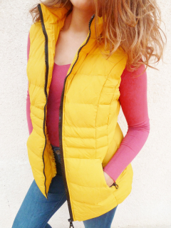 Dámská prošívaná vesta pro plnoštíhlé žlutá 11094XL